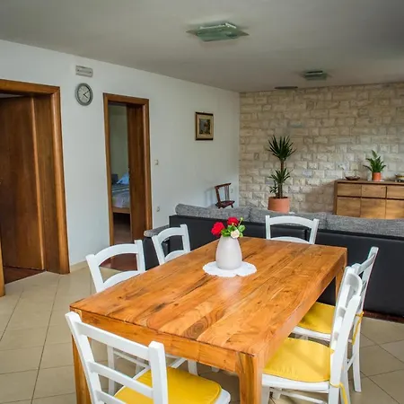 Josip Apartment *